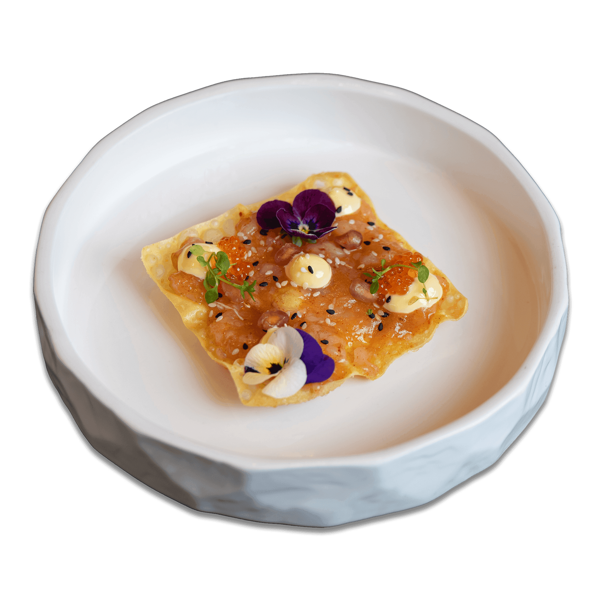 サクサクした土台に魚卵、マヨネーズのソース、新芽、食用花をあしらった一口料理。Casa Varela 1986 の白い皿に盛りつけられています